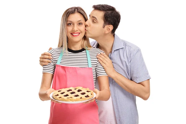 Ο άνθρωπος που φιλά μια γυναίκα που κρατώντας μια ψημένη πίτα — Φωτογραφία Αρχείου