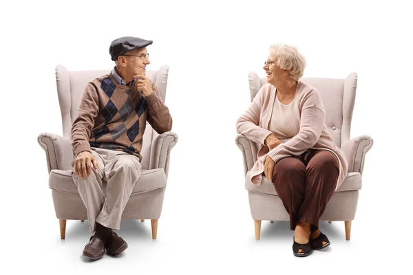 Seniorer sitter i fåtöljer och har en konversation — Stockfoto