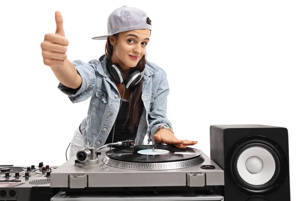 Női DJ lemezlovas, így egy hüvelykujj-jel — Stock Fotó