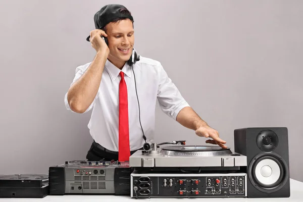 Guy playing music on a turntable — Stock Photo, Image
