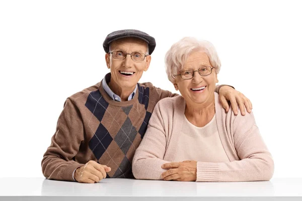 Casal sênior sentado em uma mesa — Fotografia de Stock