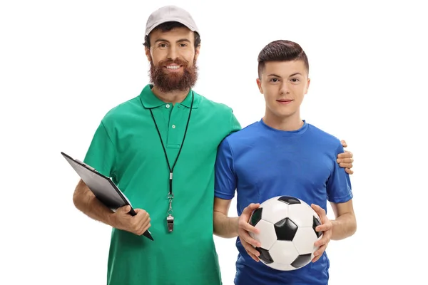 Allenatore di calcio e un giocatore adolescente con un calcio — Foto Stock