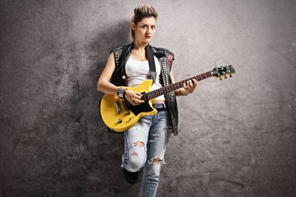 Punker femenino tocando una guitarra eléctrica — Foto de Stock