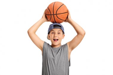 bir basketbol tutarak ve kameraya bakarak çocuğun