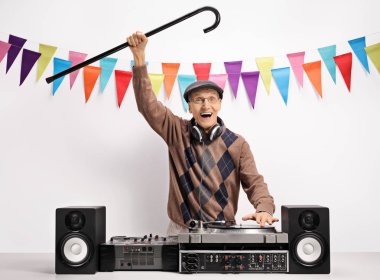 Çok memnun kıdemli bir turntable müzik baston