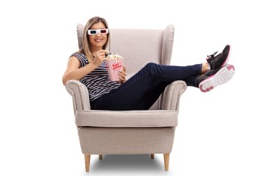 3d gözlük ve patlamış mısır bir koltukta oturan kadın ile