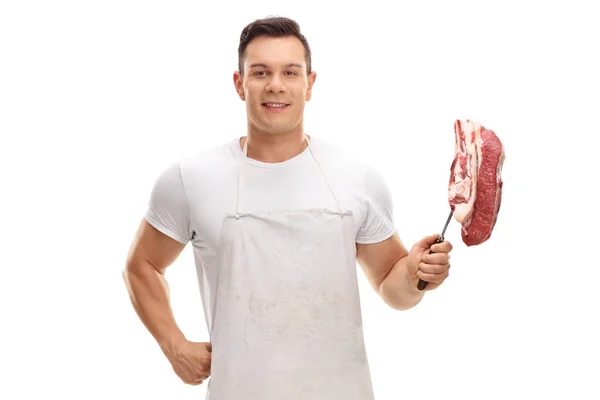 Carnicero sosteniendo una paz de carne fresca — Foto de Stock