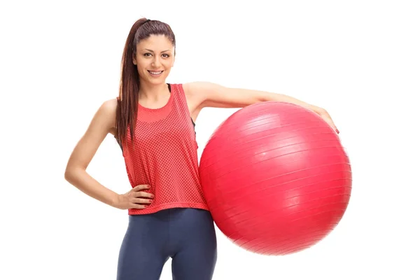 Mujer en ropa deportiva sosteniendo una pelota de fitness —  Fotos de Stock