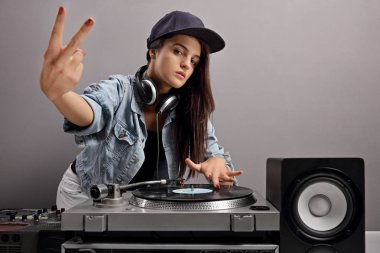 Kadın Dj barış işareti yapmak