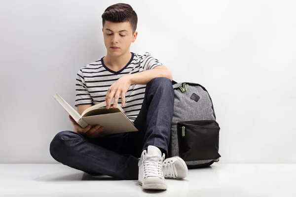 Estudante adolescente lendo um livro — Fotografia de Stock