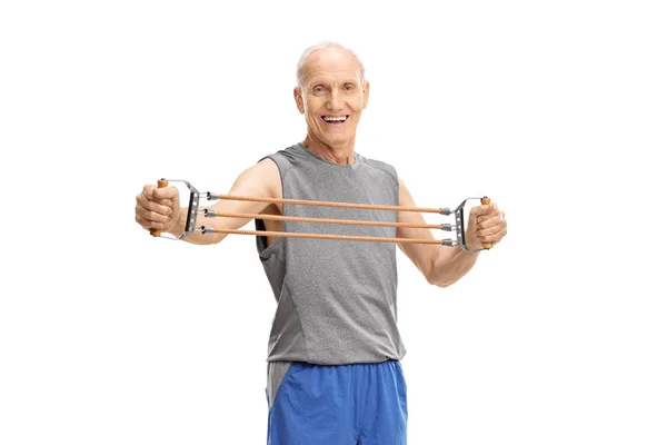 Exercitarea în vârstă cu o bandă de rezistență — Fotografie, imagine de stoc