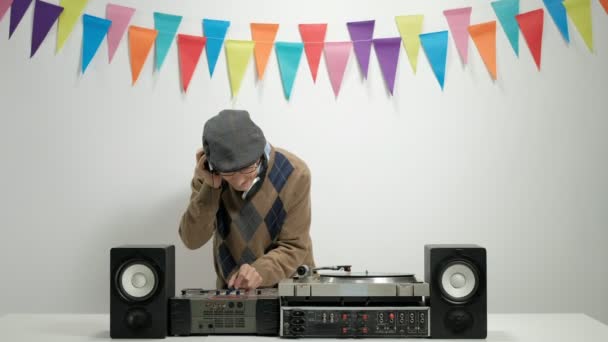 Cheerful senior playing music on a turntable — Stock Video