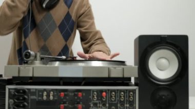 Eski Dj bir turntable tırmalamak