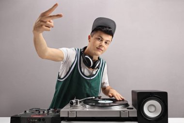 Genç Dj barış işareti yapmak
