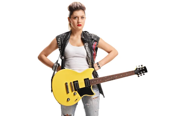 Punker feminino irritado com uma guitarra elétrica — Fotografia de Stock