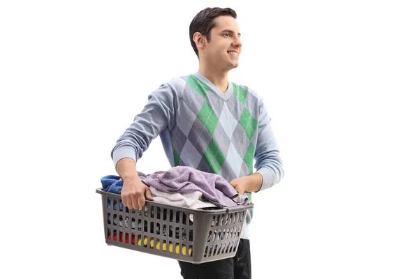 Homem segurando uma cesta de roupa cheia de roupas — Fotografia de Stock