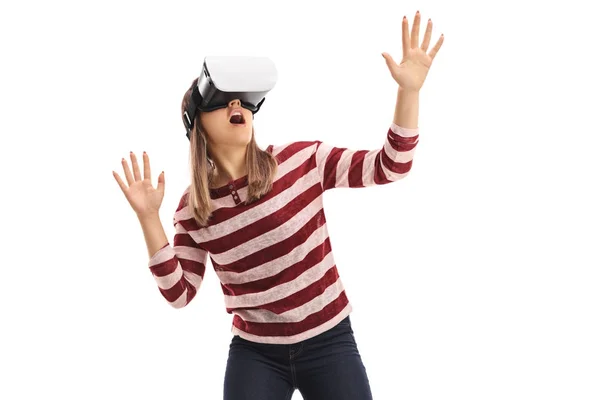 Meisje ervaart van virtuele realiteit met een Vr headset — Stockfoto