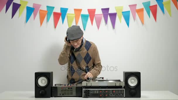 DJ играет музыку и жестикулирует счастье — стоковое видео