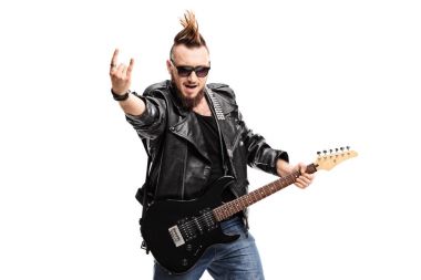 Pankçı bir kaya el jest yapma bir elektro gitar ile