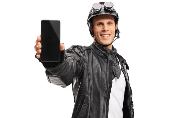 Biker zeigt Handy und lächelt — Stockfoto