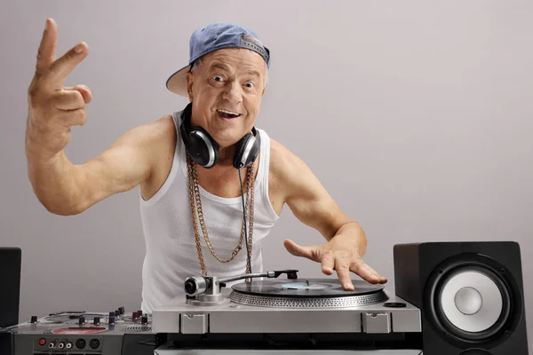 Elderly DJ making a peace sign — Stock Photo, Image