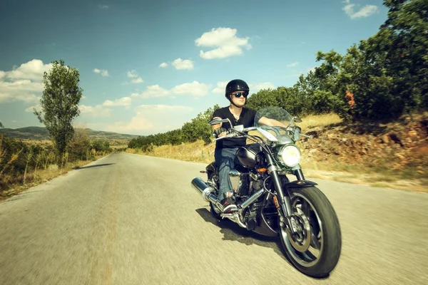 Biker ridning en motorcykel — Stockfoto