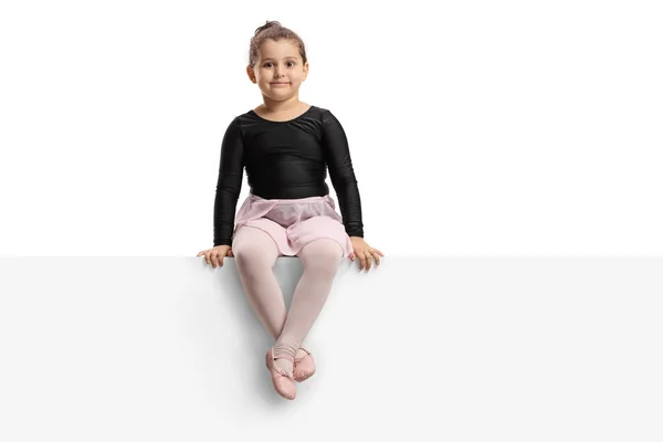 Kleine Ballerina sitzt auf einem Podium — Stockfoto