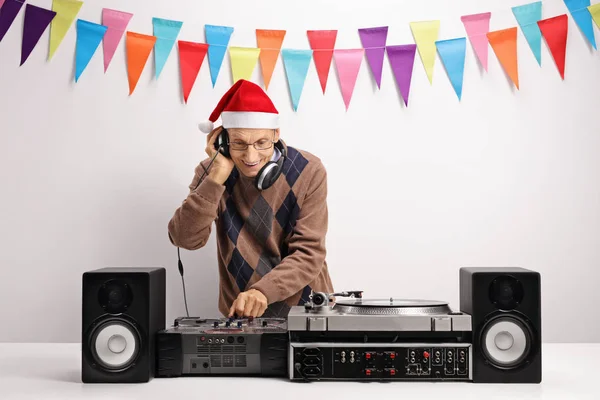 DJ Müzik Noel şapka ile — Stok fotoğraf