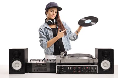 Bir vinil kayıt tutarak ve işaret eden kadın Dj