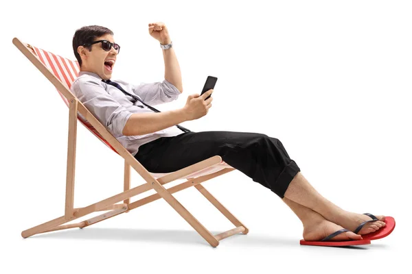 Empresário olhando para um telefone e gesticulando felicidade — Fotografia de Stock