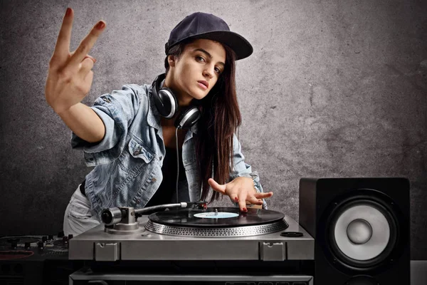 Female DJ making a peace gesture — Stock Photo, Image