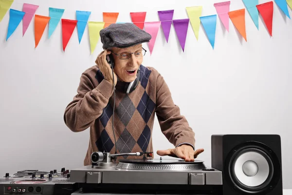 Yaşlı Dj bir turntable müzik