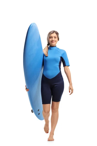 Female surfer with a surfboard walking towards the camera — Stock Photo, Image