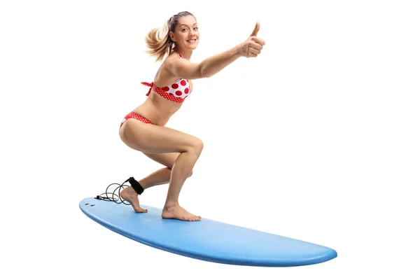 Nő, szörfözés, és így a hüvelykujjával felfelé gesztus — Stock Fotó