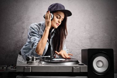 Kadın Dj bir turntable müzik