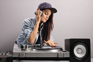 Kadın Dj bir turntable müzik