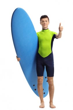 Bir başparmak jest yapma bir surfboard ile genç sörfçü