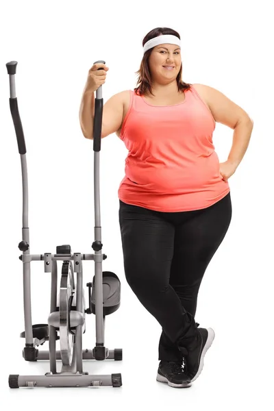 Wanita kelebihan berat badan dengan mesin pelatih silang — Stok Foto