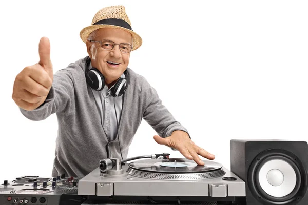 Velho DJ fazendo um polegar até gesto — Fotografia de Stock