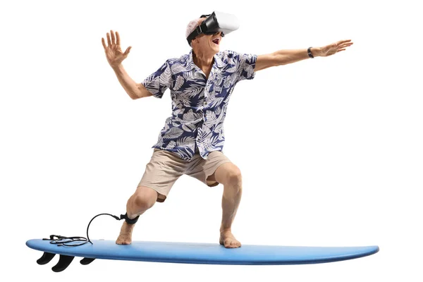 Senior met behulp van een Vr headset en surfen — Stockfoto