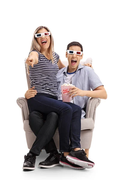 Coppia con occhiali 3D e popcorn ridere — Foto Stock