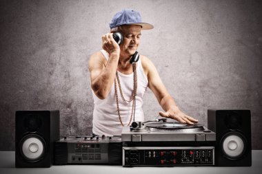 Olgun adam bir turntable müzik