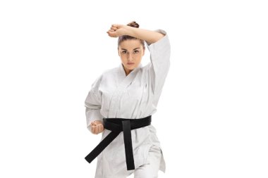 Bir karate kata yapıyor bir kimono kız