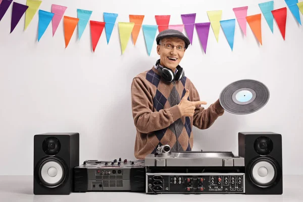 DJ håller en vinylskiva och pekar — Stockfoto