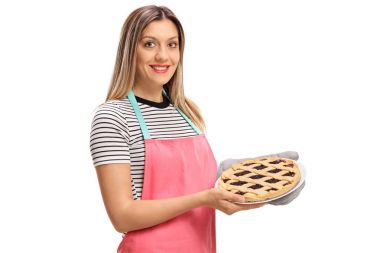 bir taze pişmiş pasta tutan kadın