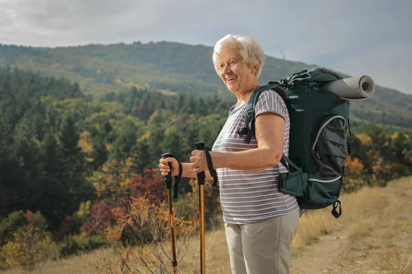 Anziana escursionista femminile — Foto Stock