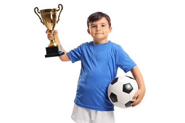 Pequeño futbolista sosteniendo un trofeo dorado —  Fotos de Stock