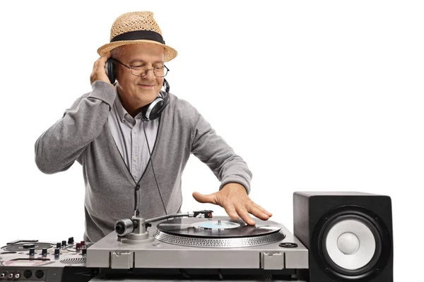 Vieux DJ jouant de la musique sur une platine — Photo