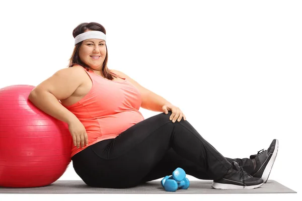 Übergewichtige Frau lehnt an einem Pilates-Ball — Stockfoto