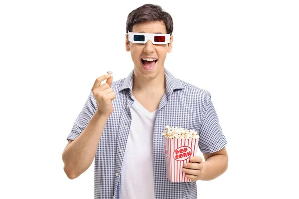 Homem com óculos 3-D tendo pipocas e rindo — Fotografia de Stock